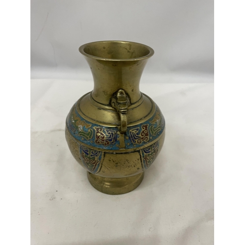 933A - A VINTAGE BRASS VASE WITH ENAMELLED DETAIL, HEIGHT 17CM