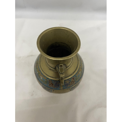 933A - A VINTAGE BRASS VASE WITH ENAMELLED DETAIL, HEIGHT 17CM