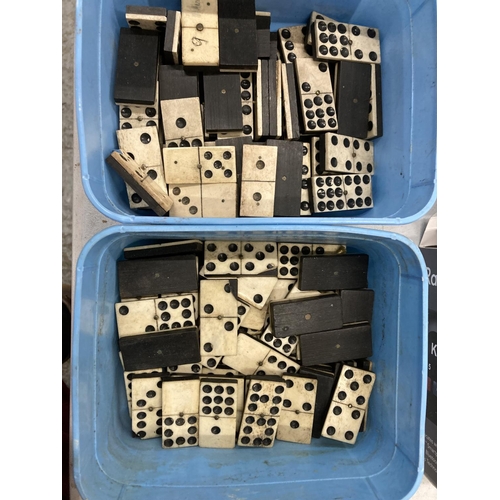 967 - A QUANTITY OF DOMINOES AND DRAUGHTS