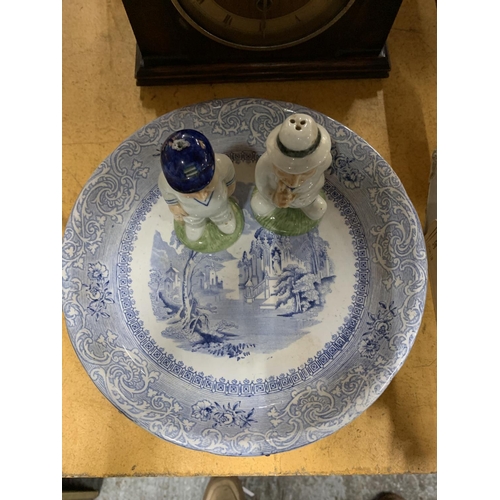 985 - THREE ITEMS TO INCLUDE HP CRICKETER CONIMENTS AND A VINTAGE BLUE AND WHITE FOOTED PLATE