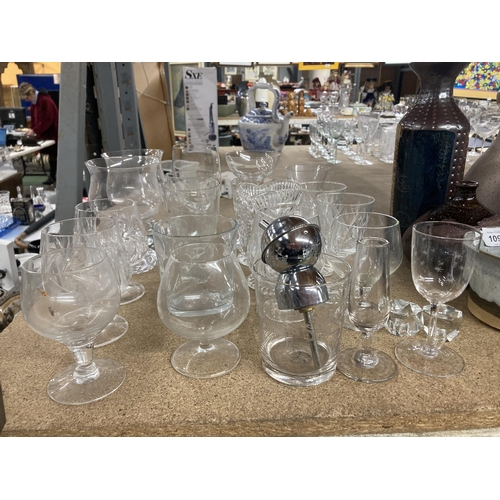 1095 - A QUANTITY OF GLASSWARE TO INCLUDE DRINKING GLASSES, VASES, ETC.,