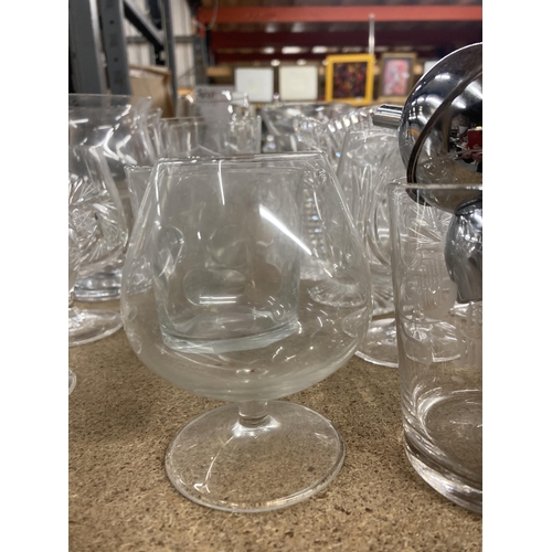 1095 - A QUANTITY OF GLASSWARE TO INCLUDE DRINKING GLASSES, VASES, ETC.,