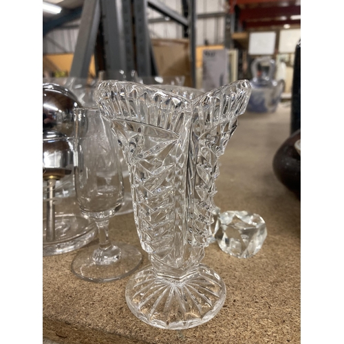 1095 - A QUANTITY OF GLASSWARE TO INCLUDE DRINKING GLASSES, VASES, ETC.,