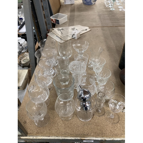 1095 - A QUANTITY OF GLASSWARE TO INCLUDE DRINKING GLASSES, VASES, ETC.,