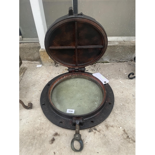 1538 - A VINTAGE AND DECORATIVE CAST IRON PORTHOLE