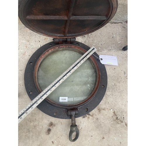 1538 - A VINTAGE AND DECORATIVE CAST IRON PORTHOLE