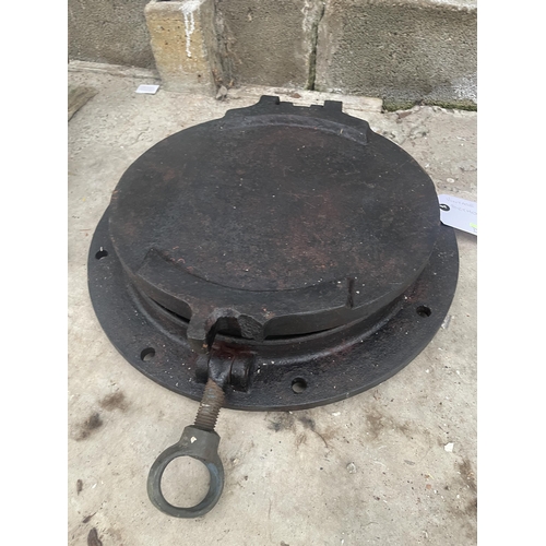 1538 - A VINTAGE AND DECORATIVE CAST IRON PORTHOLE