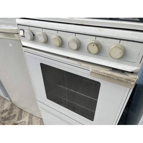 2373 - A WHITE NEWWORLD GAS OVEN AND HOB