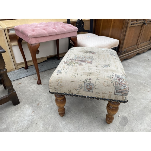 2595 - AN EDWARDIAN EBONISED NURSING CHAIR AND TWO MODERN STOOLS