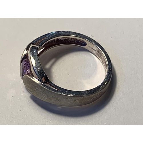 522 - A SILVER AND AMETHYST RING IN A PRESENTATION BOX