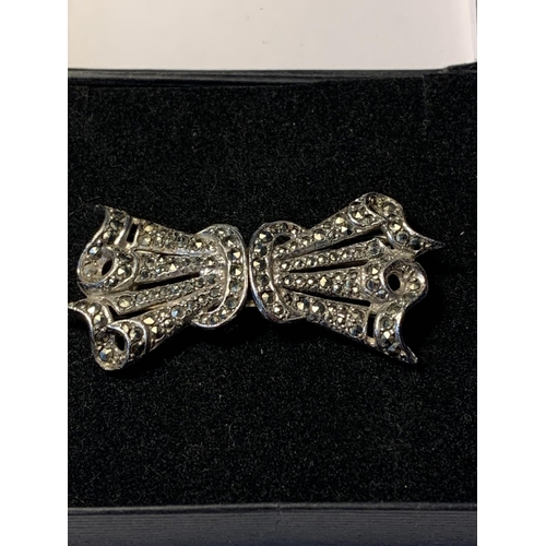 524 - A VICTORIAN LADIES CLIP BROOCH IN A PRESENTATION BOX