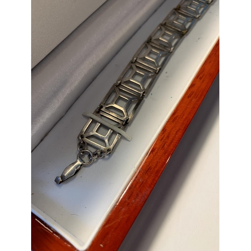 525 - A SILVER BRACELET IN A PRESENTATION BOX