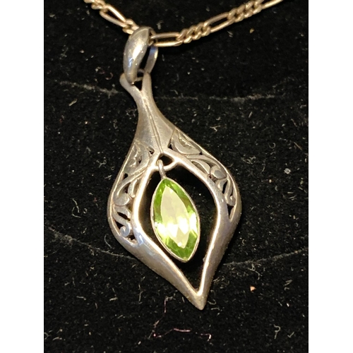 534 - A SILVER PERIDOT NECKLACE IN A PRESENTATION BOX