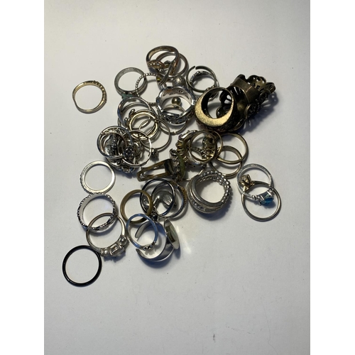 554 - A LARGE QUANTITY OF COSTUME JEWELLERY RINGS