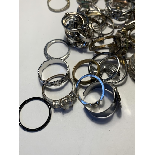 554 - A LARGE QUANTITY OF COSTUME JEWELLERY RINGS