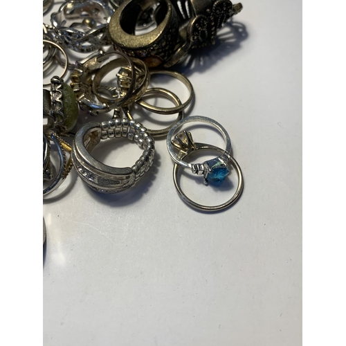 554 - A LARGE QUANTITY OF COSTUME JEWELLERY RINGS