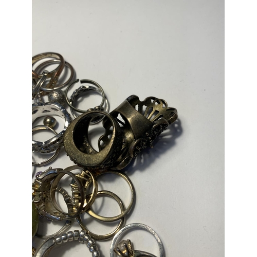 554 - A LARGE QUANTITY OF COSTUME JEWELLERY RINGS