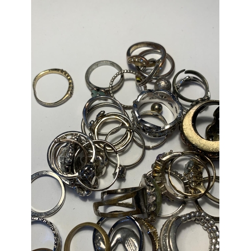 554 - A LARGE QUANTITY OF COSTUME JEWELLERY RINGS