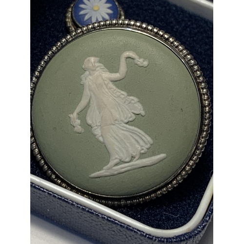 556 - A GREEN WEDGWOOD BROOCH AND TRI COLOUR FLOWER DESIGN STUD IN A PRESENTATION  BOX