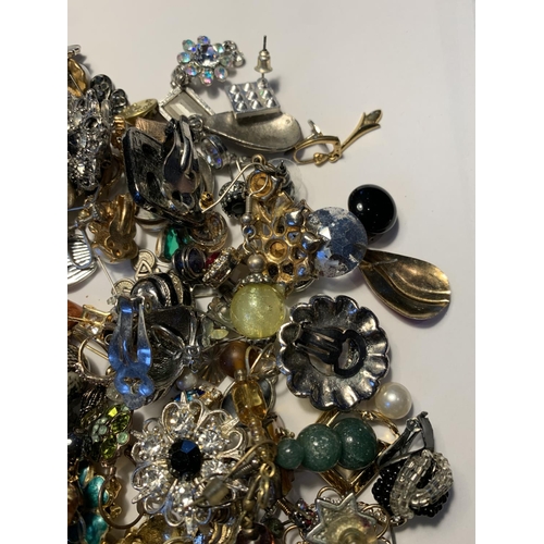 572 - A LARGE QUANTITY OF COSTUME JEWELLERY EARRINGS