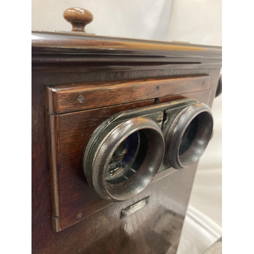 8 - A VINTAGE REVOLVING STEREOSCOPE VIEWER WITH A BOXED SET OF CARD