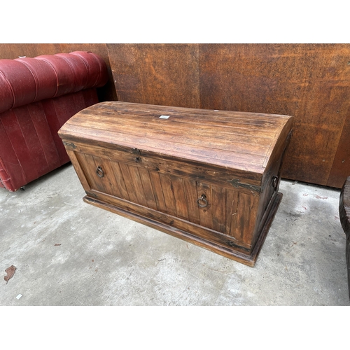 2507 - A DOMED HARDWOOD TRUNK WITH METAL BANDING AND RING HANDLES TO THE SIDES AND ENDS - 36