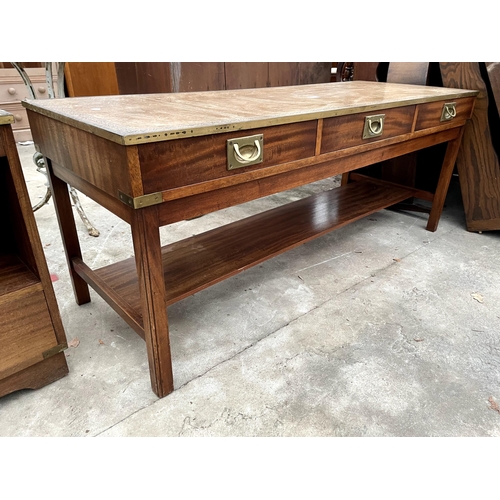 2681 - A REPRODUCTION MAHOGANY TWO TIER COFFEE TABLE WITH INSET LEATHER TOP, BRASS RIM AND MILITARY STYLE H... 