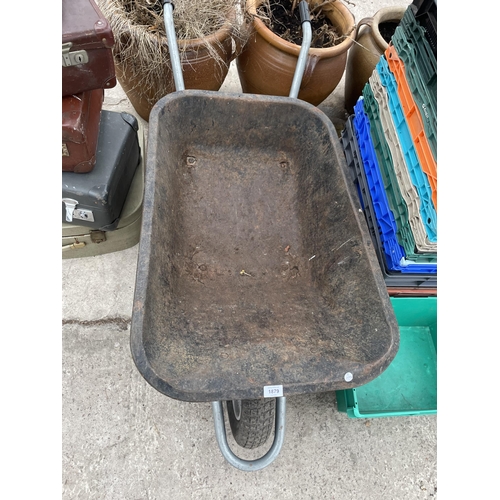 1879 - A METAL WHEEL BARROW WITH RUBBER WHEEL