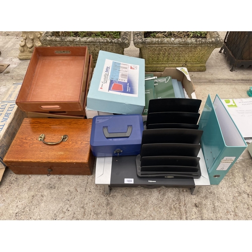 1895 - AN ASSORTMENT OF ITEMS TO INCLUDE AN OAK BOX WITH KEY, STORAGE TRAYS AND DESK TIDIES ETC