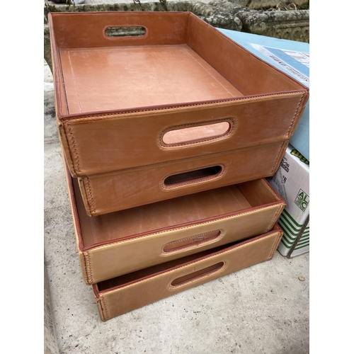 1895 - AN ASSORTMENT OF ITEMS TO INCLUDE AN OAK BOX WITH KEY, STORAGE TRAYS AND DESK TIDIES ETC