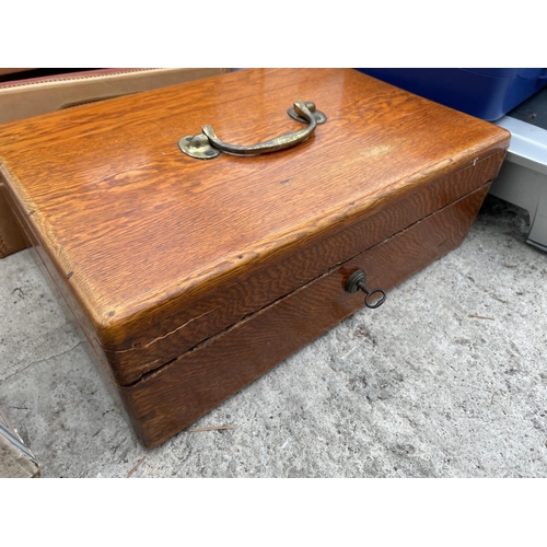 1895 - AN ASSORTMENT OF ITEMS TO INCLUDE AN OAK BOX WITH KEY, STORAGE TRAYS AND DESK TIDIES ETC