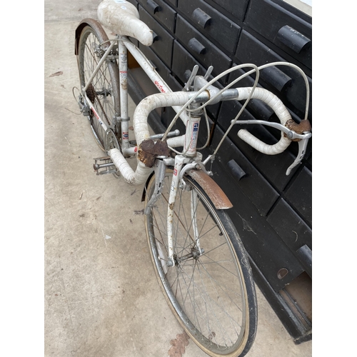 1941 - A VINTAGE AMMACO SPORTSMAN 10 ROAD RACING BIKE WITH 10 SPEED GEAR SYSTEM