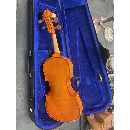 110 - A STENTOR STUDENT 1/4 VIOLIN IN A CASE