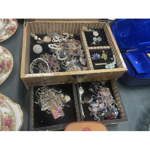 111 - A LARGE QUANTITY OF COSTUME JEWELLERY TO INCLUDE RINGS, NECKLACES, BANGLES, PENDANTS, ETC PLUS A LAR... 