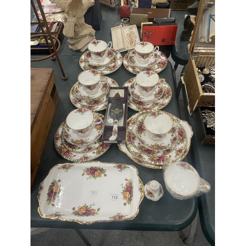 112 - A QUANTITY OF ROYAL ALBERT 'OLD COOUNTRY ROSES' TO INCLUDE A SANDWICH PLATE, CUPS, SAUCERS, SIDE PLA... 