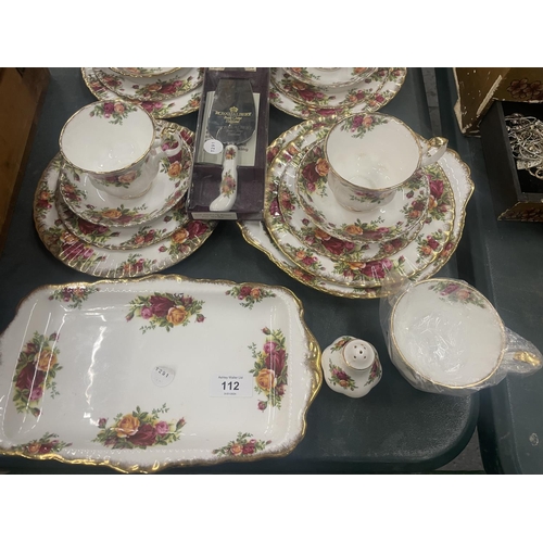 112 - A QUANTITY OF ROYAL ALBERT 'OLD COOUNTRY ROSES' TO INCLUDE A SANDWICH PLATE, CUPS, SAUCERS, SIDE PLA... 