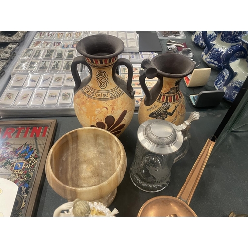 117 - A MIXED LOT TO INCLUDE A VASE AND JUG WITH EGYPTIAN DECORATION, A LIDDED GLASS STEIN WITH ETCHED DEE... 