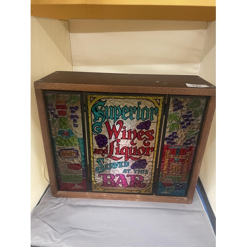 122 - A WOODEN LIGHT BOX WITH COLOURED GLASS AND A WINE DESIGN, HEIGHT 29CM, WIDTH 34CM, DEPTH 13CM