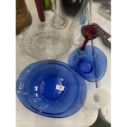 129 - A LARGE QUANTITY OF GLASSWARE TO INCLUDE ART GLASS VASES, BOWLS, ETC