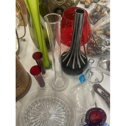 129 - A LARGE QUANTITY OF GLASSWARE TO INCLUDE ART GLASS VASES, BOWLS, ETC