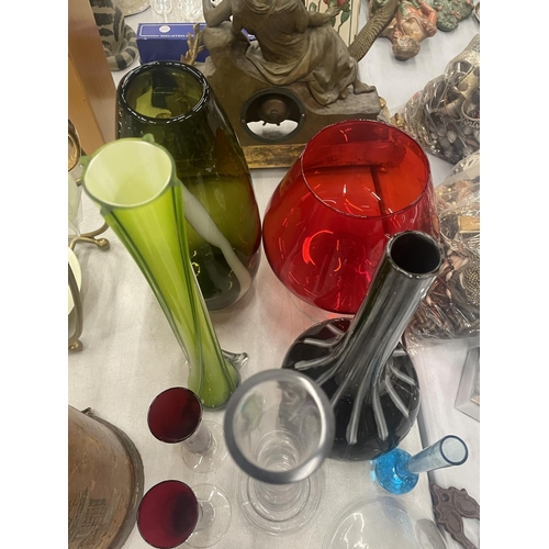 129 - A LARGE QUANTITY OF GLASSWARE TO INCLUDE ART GLASS VASES, BOWLS, ETC