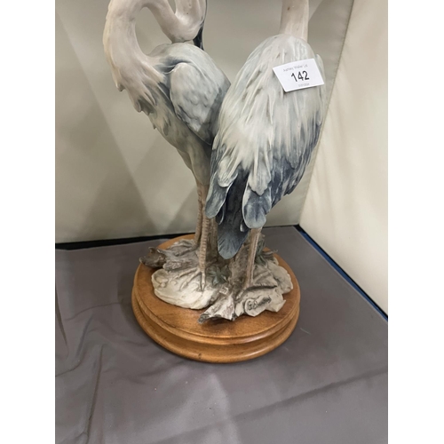 142 - A CAPODIMONTE ITALIAN SCULPTURE OF TWO HERONS BY GIUSEPPE ARMANI HEIGHT 41 CM