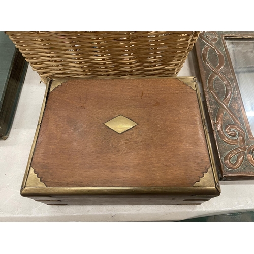 148 - A VINTAGE WOOD AND BRASS BOX TO INCLUDE A QUANTITY OF COSTUME JEWELLERY