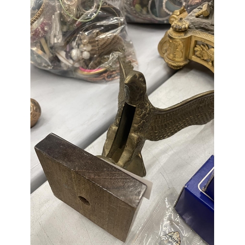 176 - A HEAVY BRASS MODEL OF AN EAGLE ON A WOODEN PLINTH, HEIGHT 24CM