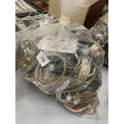 179 - A LARGE QUANTITY OF UNSORTED COSTUME JEWELLERY - 7 KG IN TOTAL