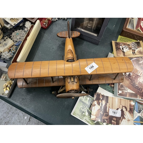 188 - A WOODEN MODEL OF A BRITISH WW1 FIGHTER BI-PLANE, HEIGHT 11CM, WING SPAN 38CM