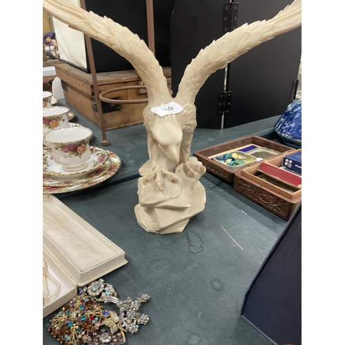 190 - A LARGE RESIN MODEL OF AN EAGLE, HEIGHT 33CM