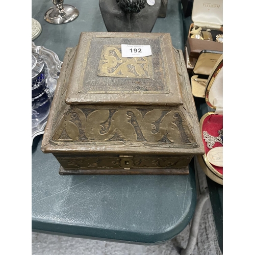 192 - A VINTAGE STYLE WOOD AND BRASS BOUND BOX, HEIGHT 13CM, WIDTH 20CM, DEPTH 20CM