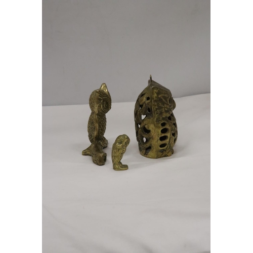 213 - THREE BRASS OWLS, LARGEST 13CM