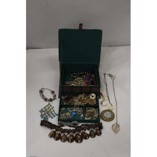 214 - A QUANTITY OF COSTUME JEWELLERY TO INCLUDE NECKLACES, EARRINGS, BRACELETS, ETC IN A PADDED JEWELLERY... 